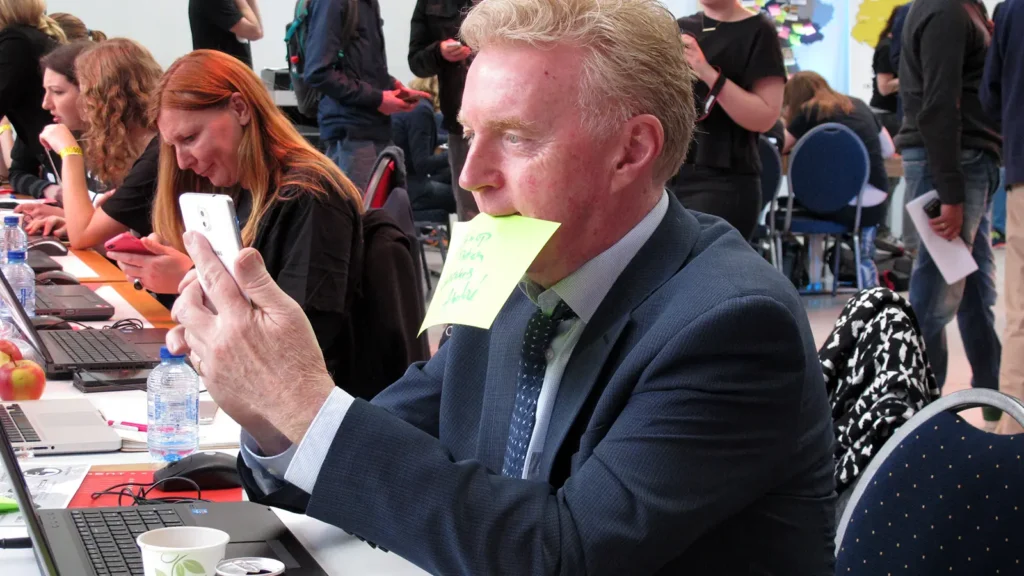 De Nederlandse artiest en komiek André van Duin bedankt een donateur 