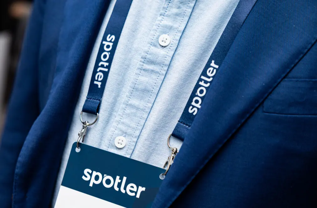 Een voorbeeld van een lanyard en badge in Spotler stijl