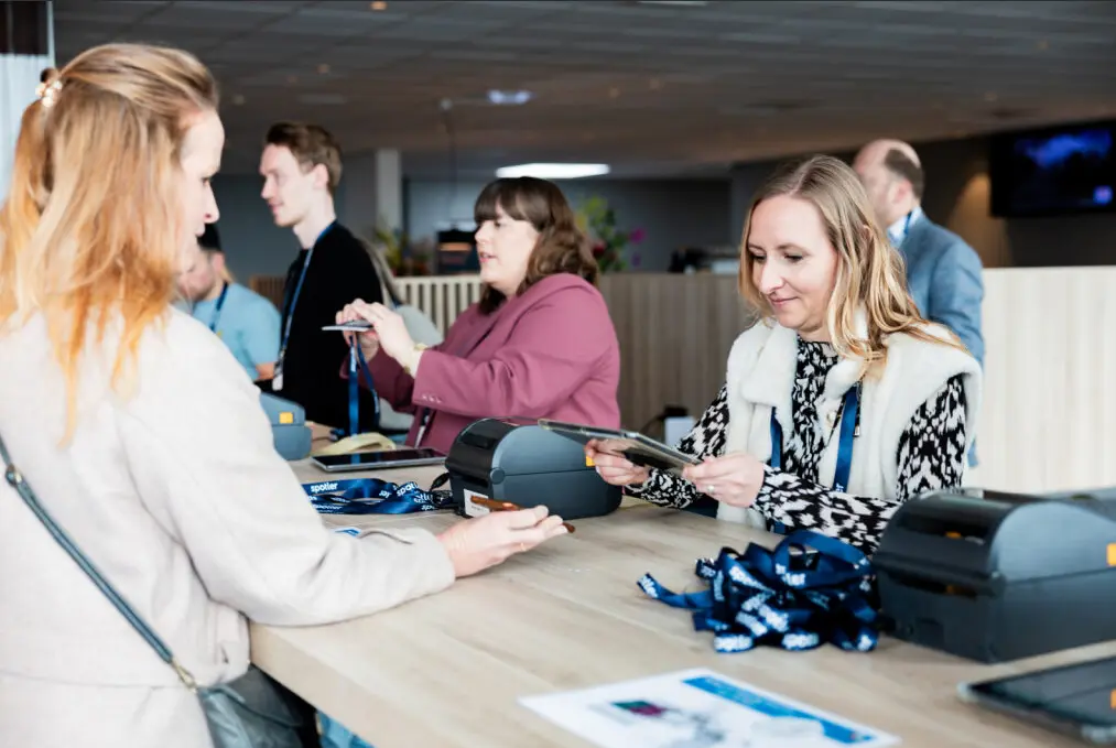 Personen worden ingecheckt bij het ShoppingTomorrow evenement.