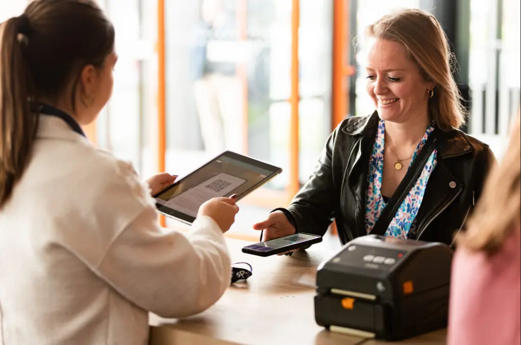 Het scannen van een QR code bij de check-in